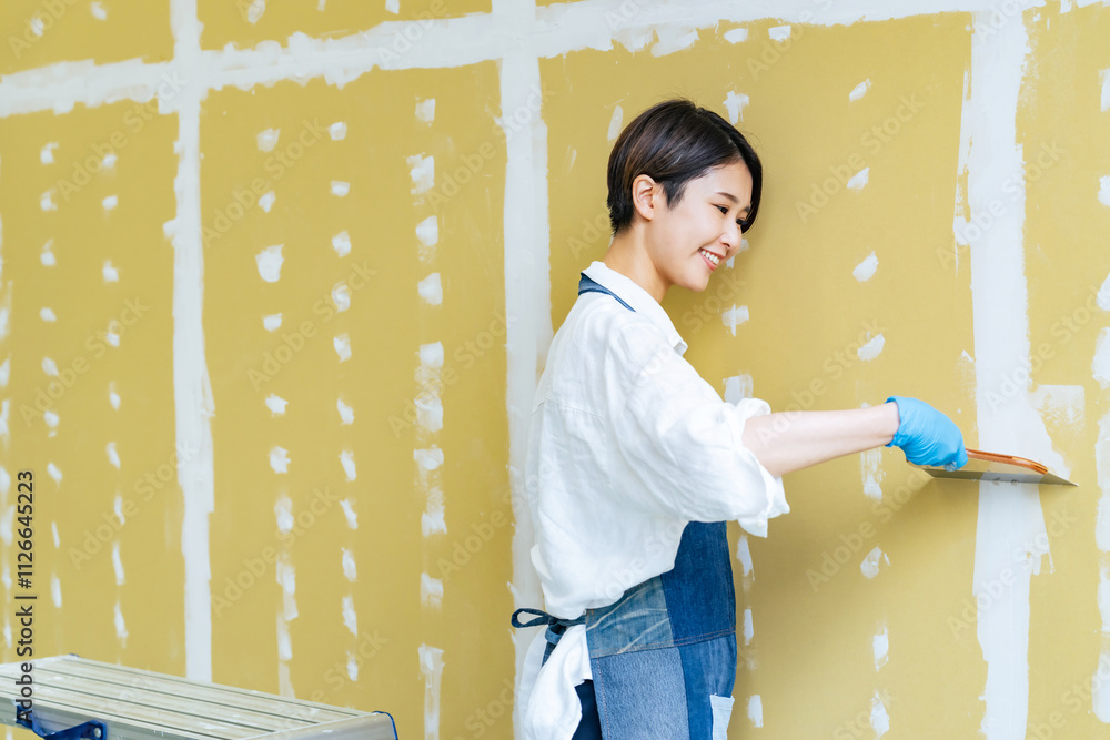 Aufkleber DIY、内装、塗装、女性、日本人、リノベーション、リフォーム、改装、笑顔、作業、パテ、壁紙、壁面、住宅、インテリア、石膏ボード、張り替え、建築、業者、仕事、働く、ペンキ、ペイント、エプロン、コテ、佐官、チャレンジ、挑戦、ツール、道具、ホームセンター、ショップ、主婦、自営業、店舗、設計、自作、コーキング、サーフェイサー、アルバイト、スタッフ、ポジティブ、清掃、店員、元気、若い、リノベ、塗る、塗料、人