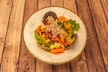 Ceviche It is an explosion of acidic, spicy and marine flavors that will transport you to the Peruvian coasts.