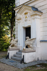 Detale starego pałacu ozdoby rzeźby zegar wieża  © MR. Stanek