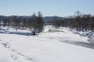氷が浮かぶ冬の川
