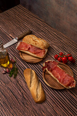 Spanish ham, especially Iberian, is rich in nutrients. It contains high-quality proteins, healthy fats (mainly monounsaturated fatty acids), vitamins