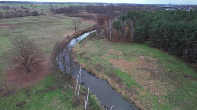 Krajobraz krętej rzeki na wsi, w naturze. Rzeka Ina, Polska.