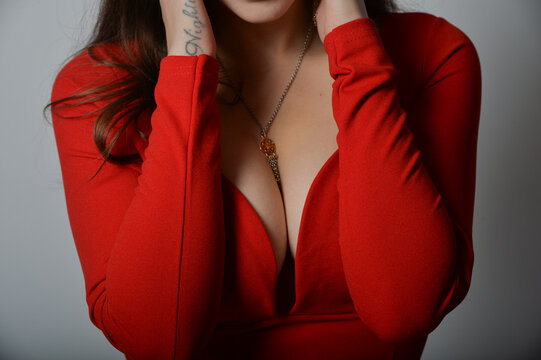 frau, rot, k&ouml;rper, sch&ouml;nheit, hand, bekleidung, decolette, dekoltee, ausschnitt, buse, bh, pushup, push-up, person, haar, gestalten, back, leute, boxen, leitbild, liebe, gesicht, halten, fitnes, busin