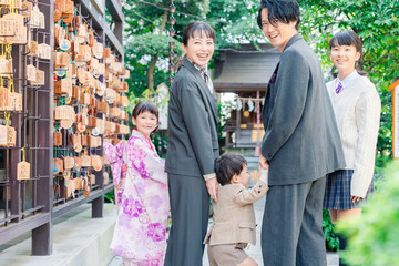 兄弟姉妹揃って神社で七五三のお祝いをする家族