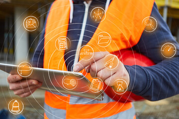 Vorarbeiter bedient Touchscreen mit Icons als Konzept für digitale Planung