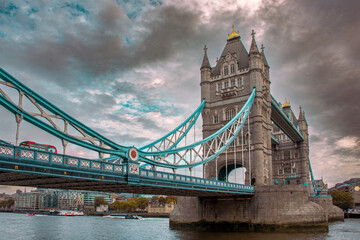 Tower Bridge pod chmurami