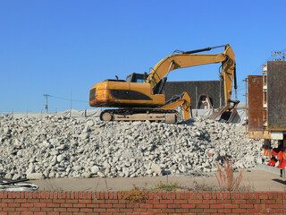 解体現場で稼働する重機
