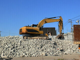 解体現場で稼働する重機