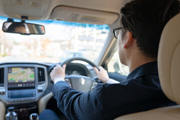 運転する若い男性