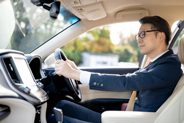 車に乗るビジネスマン