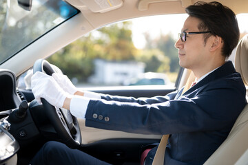 運転する男性ドライバー