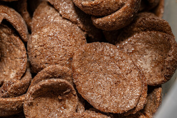 Vista superior de cereal de chocolate dentro de un empaque abierto, mostrando su textura y frescura