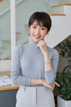 現代的なオフィスの階段で笑顔の若い女性