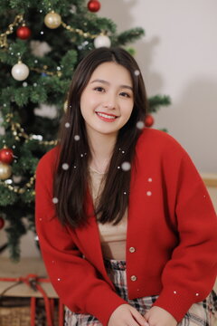 クリスマスの笑顔 &mdash; 暖かいセーターの若い女性