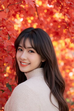 秋の紅葉と笑顔の女性