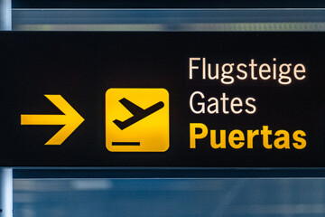 Flight, yellow puertas gates boarding panels at the airport