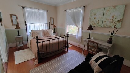 Cozy old school american interior design 