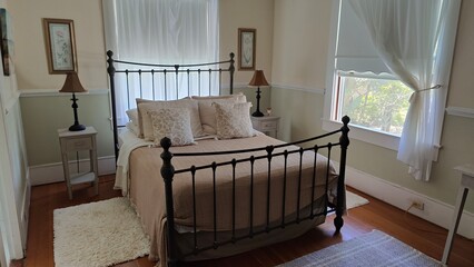 Cozy old school american interior design 