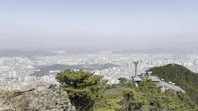 韓国・大邱の山頂展望台から望む都市風景と高層住宅群のパノラマ