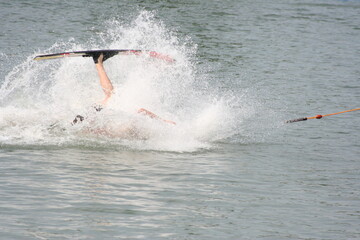 Sturz mit Wasserski nach oben, in der Wasserski Anlage in Hamm, Nordrhein-Westfalen.