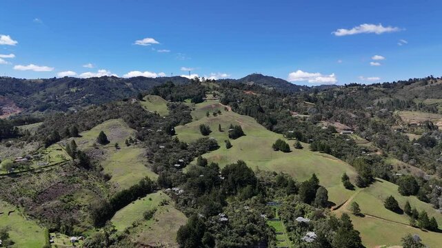 video a&eacute;reo realizado en el sector de Sajonia, Rionegro, Colombia; cerca al aeropuerto Jos&eacute; Mar&iacute;a Cordova y al t&uacute;nel de Oriente que comunica a Medell&iacute;n con el terminal a&eacute;reo.
