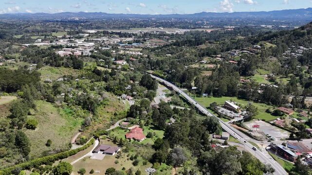 video a&eacute;reo realizado en el sector de Sajonia, Rionegro, Colombia; cerca al aeropuerto Jos&eacute; Mar&iacute;a Cordova y al t&uacute;nel de Oriente que comunica a Medell&iacute;n con el terminal a&eacute;reo.
