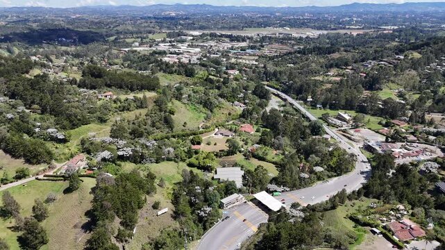 video a&eacute;reo realizado en el sector de Sajonia, Rionegro, Colombia; cerca al aeropuerto Jos&eacute; Mar&iacute;a Cordova y al t&uacute;nel de Oriente que comunica a Medell&iacute;n con el terminal a&eacute;reo.
