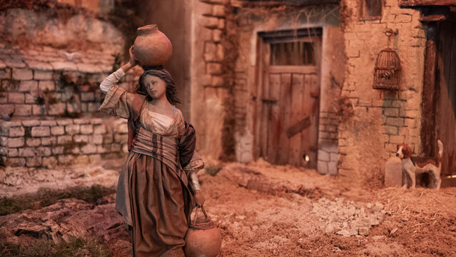Figura para bel&eacute;n en navidad. Mujer portando c&aacute;ntaros de arcilla con agua. Biblia, decoraci&oacute;n, religi&oacute;n