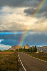 Arco iris detr&aacute;s de castillo de Sora y carretera