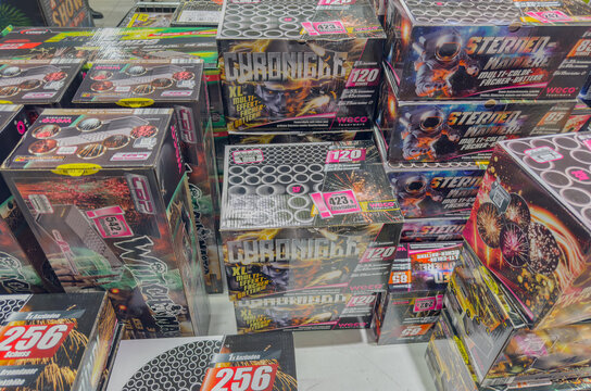 Verkauf von Weco und Comet Silvester Feuerwerk in einem Supermarkt