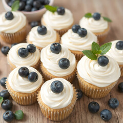 Montones de cupcakes de mora azul con mucha crema