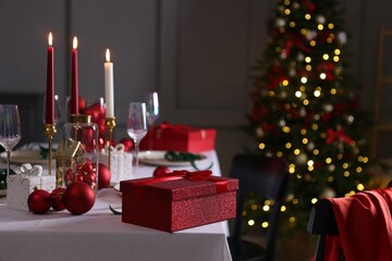 Christmas place setting with festive decor on table in room