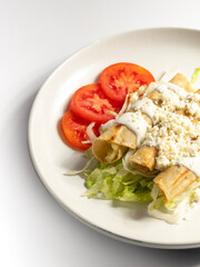 Comida en plato blanco de tacos con vegetales