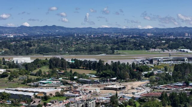 video a&eacute;reo realizado en el sector de Sajonia, Rionegro, Colombia; cerca al aeropuerto Jos&eacute; Mar&iacute;a Cordova y al t&uacute;nel de Oriente que comunica a Medell&iacute;n con el terminal a&eacute;reo.
