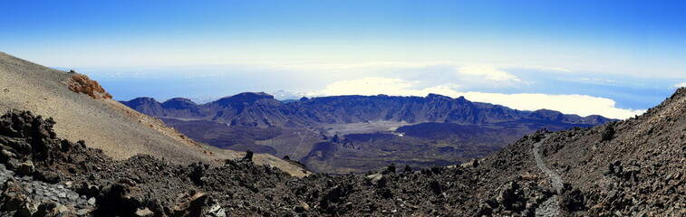 Vulkan Teide in Teneriffa bei blauem  Himmel mit Wanderweg und herrlicher weiter Panorama-Aussicht