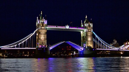 Obraz premium An aerial photograph of London's iconic Tower Bridge spanning the River Thames. The historic structure stands as a symbol of London's rich history and modern vibrance.