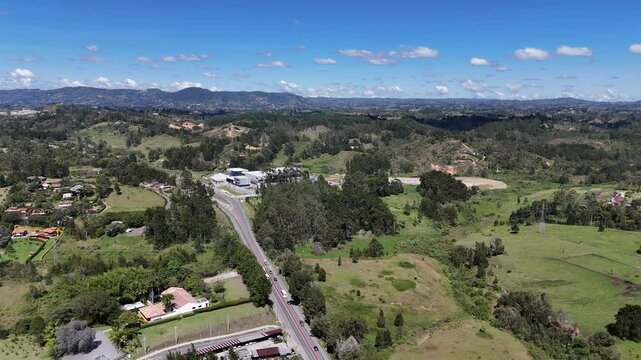 video a&eacute;reo realizado en el sector de Sajonia, Rionegro, Colombia; cerca al aeropuerto Jos&eacute; Mar&iacute;a Cordova y al t&uacute;nel de Oriente que comunica a Medell&iacute;n con el terminal a&eacute;reo.
