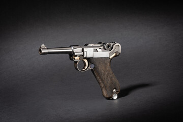 Historische Luger P08 Pistole Kurzwaffe vor dunklem Hintergrund - ein frühes, elegantes...