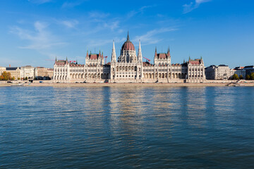 Obraz premium Hungarian Parliament Building from the west bank of Danube, Budapest