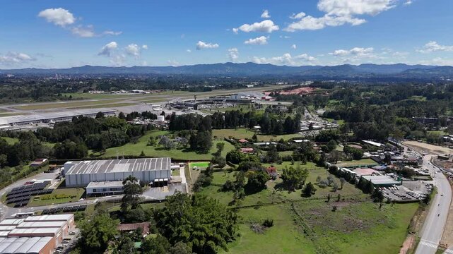 video a&eacute;reo realizado en el sector de Sajonia, Rionegro, Colombia; cerca al aeropuerto Jos&eacute; Mar&iacute;a Cordova y al t&uacute;nel de Oriente que comunica a Medell&iacute;n con el terminal a&eacute;reo.
