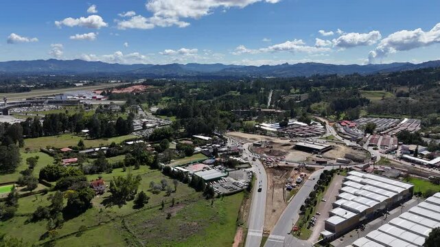 video a&eacute;reo realizado en el sector de Sajonia, Rionegro, Colombia; cerca al aeropuerto Jos&eacute; Mar&iacute;a Cordova y al t&uacute;nel de Oriente que comunica a Medell&iacute;n con el terminal a&eacute;reo.
