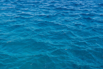 Obraz premium Abstract view of waves on a clear blue sea