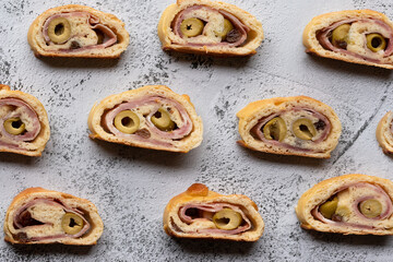 Pan de jamón venezolano cortado y colocado sobre fondo blanco con textura.