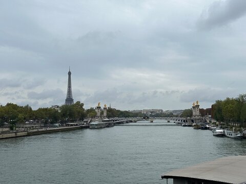 r&iacute;o sena y torre eiffel, paris
