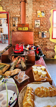 Fog&atilde;o de lenha com quitutes t&iacute;picos da gastronomia de Minas Gerais