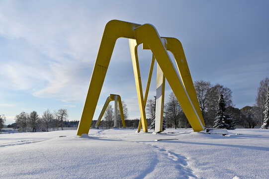 Kolmisointu sculpture by sculptor Rolf Westerfall in J&auml;rvenp&auml;&auml;, Finland