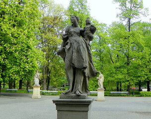 Obraz premium Poland, Warsaw, Saxon Garden, rococo sandstone statue Tworczosc (Art)