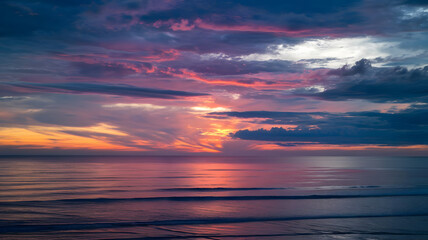 Obraz premium A vivid sunset over a calm ocean