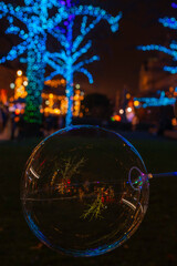 Iluminacja świąteczna na Placu zamkowym, Starym Mieście w Warszawie. Kolorowe światła, iluminacji świątecznej