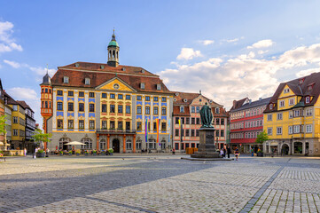 Obraz premium Marktplatz mit historischem Rathaus, Denkmal und Altstadthäuser in Coburg, Bayern, Deutschland